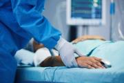 Joven en estado crítico tras caer de cabeza de un micro