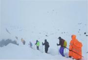 Contra la tormenta y la hipotermia: cientos de personas atrapadas en el monte Everest luchan por sobrevivir