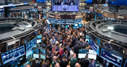 Bajan las acciones y los bonos, con expectativa por definiciones sobre la ayuda de EEUU