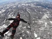 Tragedia en el aire: algo salió mal y un instructor de paracaidismo murió durante un salto con su alumno