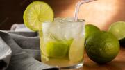 Alerta en Brasil por caipirinha y otras bebidas alcohólicas adulteradas: dos muertes y 200 casos bajo la mira