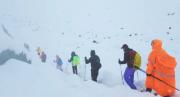 Caos en el monte Everest: Rescataron a más de 300 senderistas que estaban atrapados tras fuerte tormenta de nieve