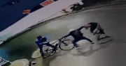 Un ciclista fue acuchillado y asaltado por tres jóvenes en una esquina de Rawson