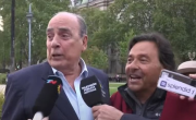 Saenz protestó en Plaza de Mayo, lo salió a saludar Francos y cantó Facundo Saravia