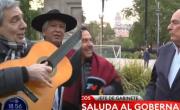Impacto en el folklore: un Chalchalero se paró frente a la Casa Rosada y le cantó en la cara a Francos