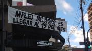 “Milei, milagro es llegar al 15 del mes”, el pasacalles a metros de donde se presenta el Presidente