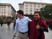 Insolito: Sáenz hizo una guitarreada frente a la Rosada para reclamar obras prometidas