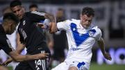 Con diez hombres, Vélez rescató un empate ante Riestra en la lucha por la cima