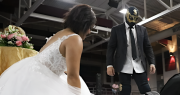 ¡Adiós vals! Novios cambian su baile de boda por un combate de lucha libre
