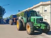 Menos discursos, más caminos: productores realizaron un tractorazo en contra de un intendente por la falta de respuestas ante las inundaciones