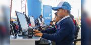 Entel entrega 10 computadoras a escuela en Oruro para reducir la brecha digital