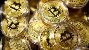 El comercio de devaluación impulsa el oro y al Bitcoin mientras las monedas se desploman