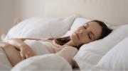 Las 6 frutas que te harán dormir mejor, según expertos