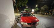 Fuerte choque entre un auto y una moto en una esquina del centro