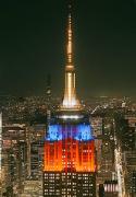 ¿Quién logró cantar desde lo más alto del Empire State? Un momento histórico que iluminó Nueva York de amarillo, azul y rojo
