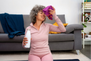 No son normales los sofocos durante la menopausia: endocrinóloga española nos dice cómo cuidar de nuestras hormonas