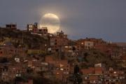 La primera superluna del último trimestre del 2025 brilló la noche del lunes y se vienen dos más