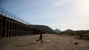 Un juez federal prohíbe al ICE trasladar a migrantes menores a centros de detención para adultos