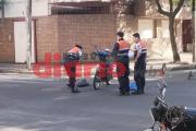 Pleno Centro: destrozó su moto tras chocar con un auto y terminó en el Regional (VIDEO)