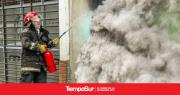 Bomberos sofocan incendio tras explosión de un medidor de luz