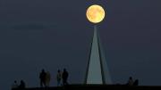 La Superluna de Octubre iluminará el cielo este martes: a qué hora y cómo verla en Chile