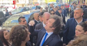 Milei le contestó a un opositor en la calle: “ así puteás un poco más”