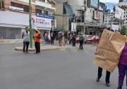 Vecinos bloquearon la calle 21 de Calacoto en rechazo a parqueos tarifados implementados por la Alcaldía de La Paz