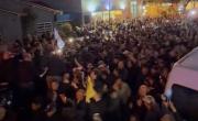 Con un megafono y en la caja de una pickup: la caravana de Milei en Mar del Plata