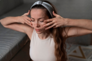 Gestos simples que transformarán tu expresión: experta en belleza da los secretos para aportar frescura al rostro