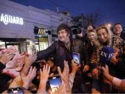 Javier Milei improvisó un acto en la calle en Mar del Plata: tensión, cruces y gestos de unidad