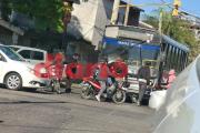 Accidente entre un colectivo y una moto dejó una persona en el Regional