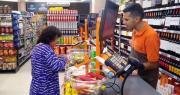 Nuevo aumento para empleados de comercio: cuánto cobrará un cajero con el incremento
