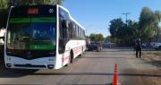 Un auto quedó destrozado al chocar con un colectivo en Angaco