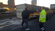 Cayó un container con pollos congelados: hay caos en la conexión de la Autopista 25 de Mayo con la Buenos Aires-La Plata
