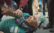 Detuvieron violentamente a un jubilado en la protesta en el Congreso