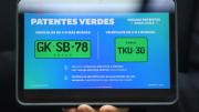 Atención conductores: qué vehículos estarán obligados a usar la nueva patente verde en Chile