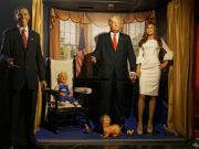 Un artista chileno irrumpió en el Museo de Cera de Madrid y puso un muñeco de Milei como perro faldero de Trump