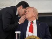 Mensaje al oído y una curiosa nota: el momento en que Marco Rubio le avisó a Trump el acuerdo entre Israel y Hamas