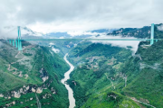 China inaugura el puente más alto del mundo y corta distancias de dos horas a dos minutos