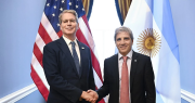 En busca de fondos frescos, el ministro Caputo se queda en Estados Unidos