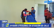 Policía de Tarija realiza jornada solidaria con corte de cabello, ropa y alimentos para personas en situación de calle