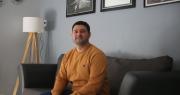 House tour con Juan Sancassani: su casa en un tradicional barrio santaluceño, su familia y los asados con amigos
