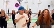 ¡Que tipazo!: Luck Ra sorprendió a las “zumberas” que se hicieron virales en su show de Vélez