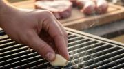 El gran secreto de los asadores: para qué sirve frotar un ajo en la parrilla