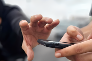 Solitario ladrón le arrebató el celular a una chica en el Parque Aguirre