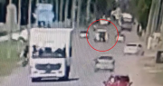 Video: así fue el accidente de tránsito en Ensenada en el que murió un motociclista que iba con su familia