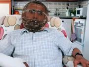 Una insólita estrategia para dejar de fumar: se puso una jaula en la cabeza