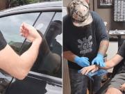 Se implantó un chip en la mano que le sirve como llave para abrir su Tesla