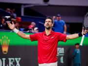 Novak Djokovic no se rinde y a los 38 años sigue haciendo historia en el Masters 1000 de Shangái: pasó a Bergs y en semis va contra un tapado