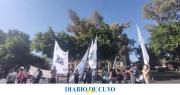 Estatales “autoconvocados” reclamaron un aumento salarial en las afueras del Centro Cívico